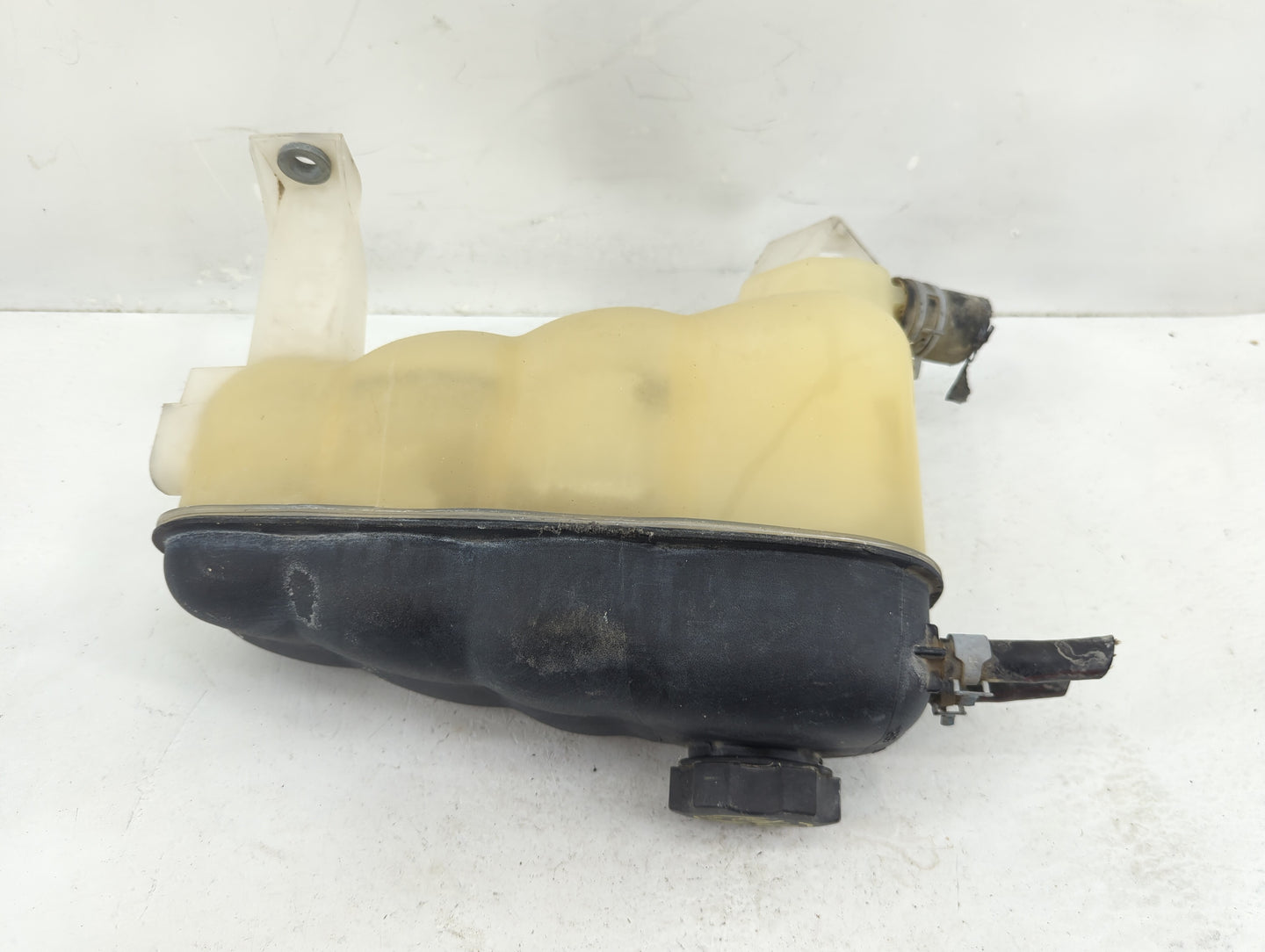 2014 Gmc Sierra 1500 Radiator Coolant Overflow Expansion Tank Bottle 1369197 - Oemusedautoparts1.com