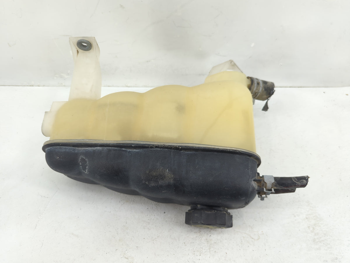 2014 Gmc Sierra 1500 Radiator Coolant Overflow Expansion Tank Bottle 1369197 - Oemusedautoparts1.com