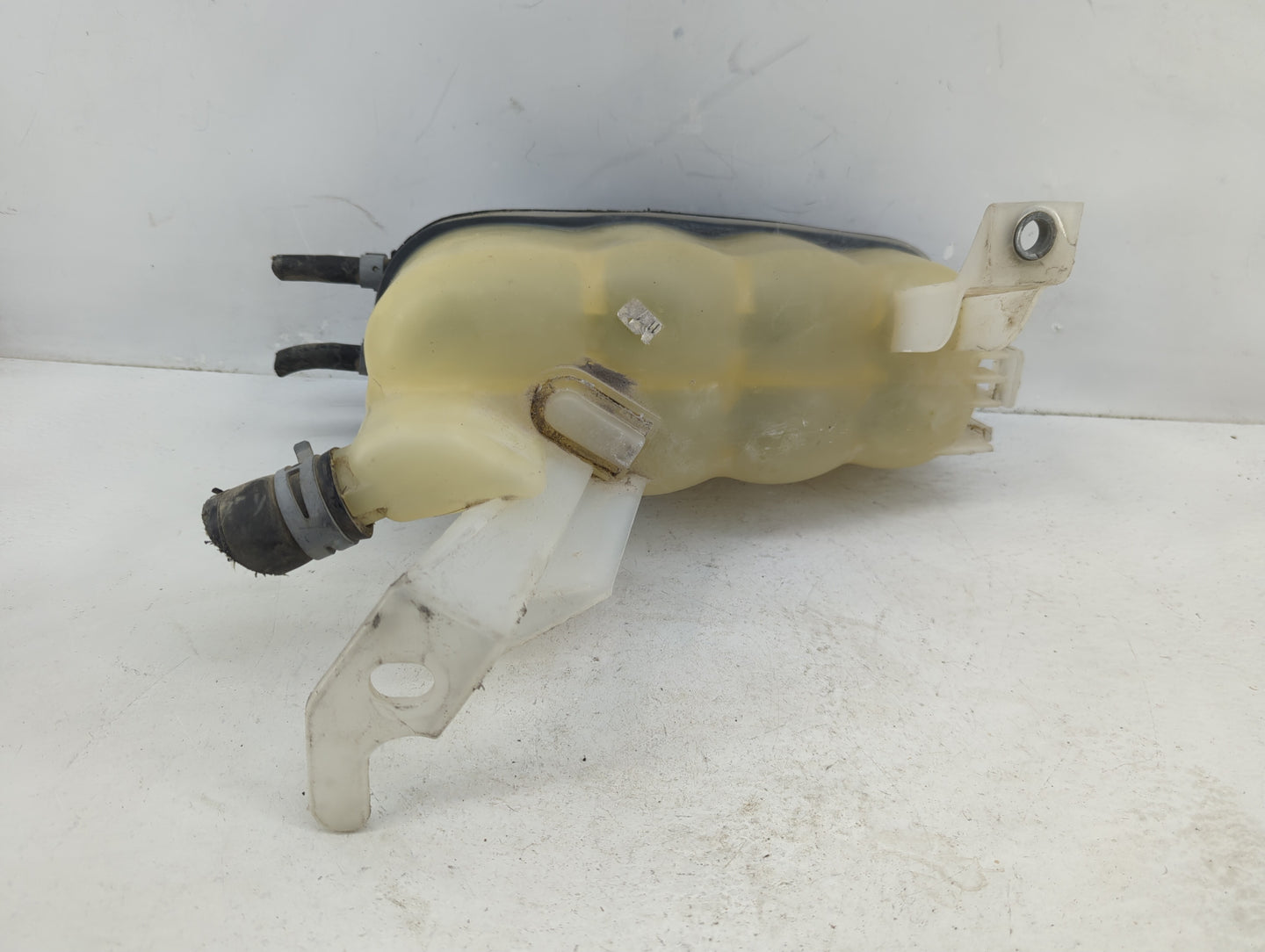 2014 Gmc Sierra 1500 Radiator Coolant Overflow Expansion Tank Bottle 1369197 - Oemusedautoparts1.com