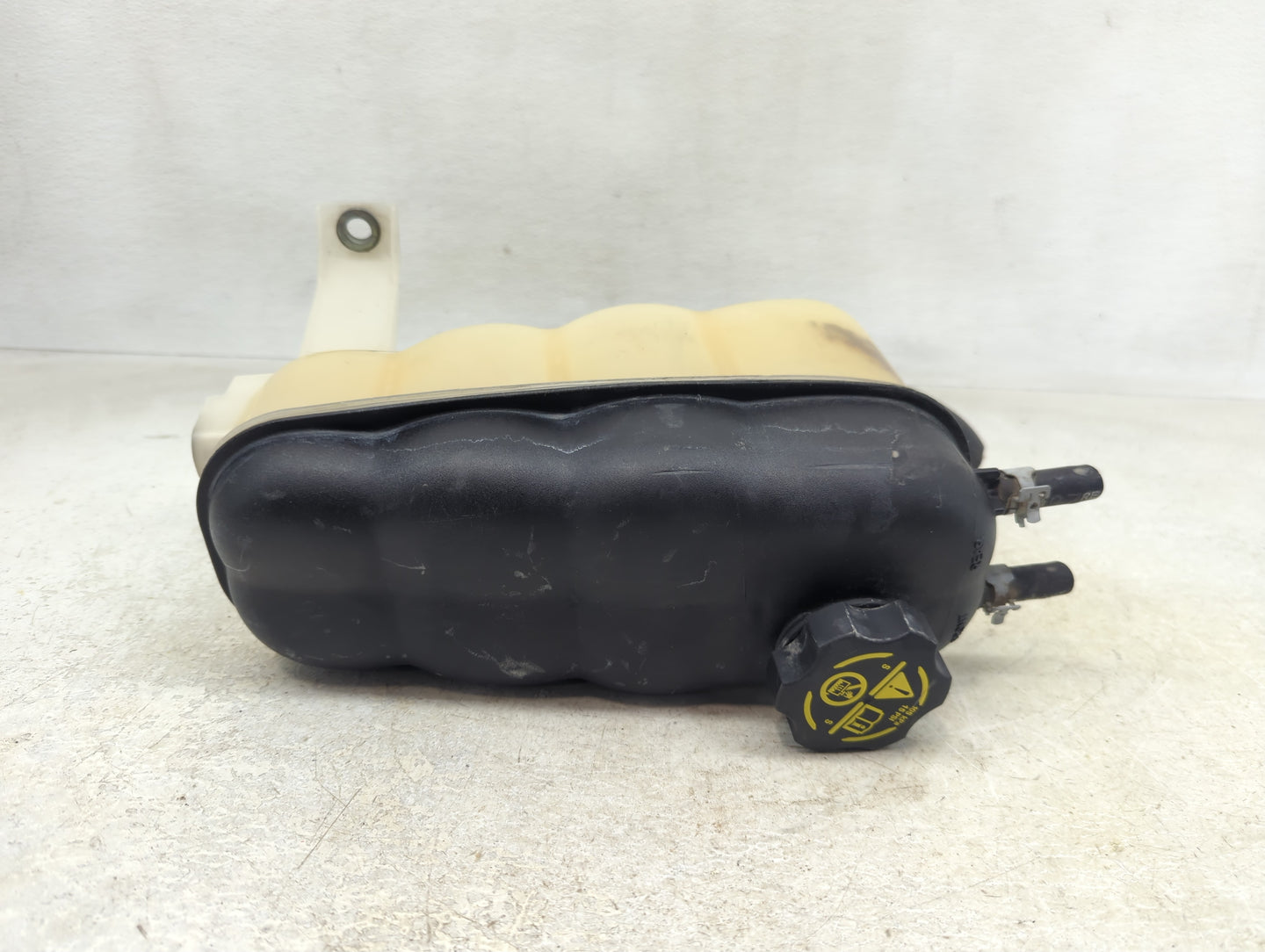 2014 Gmc Sierra 1500 Radiator Coolant Overflow Expansion Tank Bottle 1390574 - Oemusedautoparts1.com