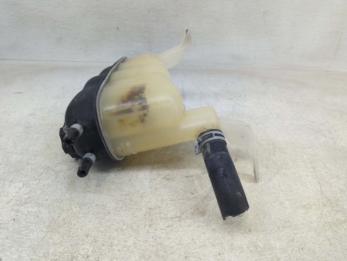 2014 Gmc Sierra 1500 Radiator Coolant Overflow Expansion Tank Bottle 1390574 - Oemusedautoparts1.com