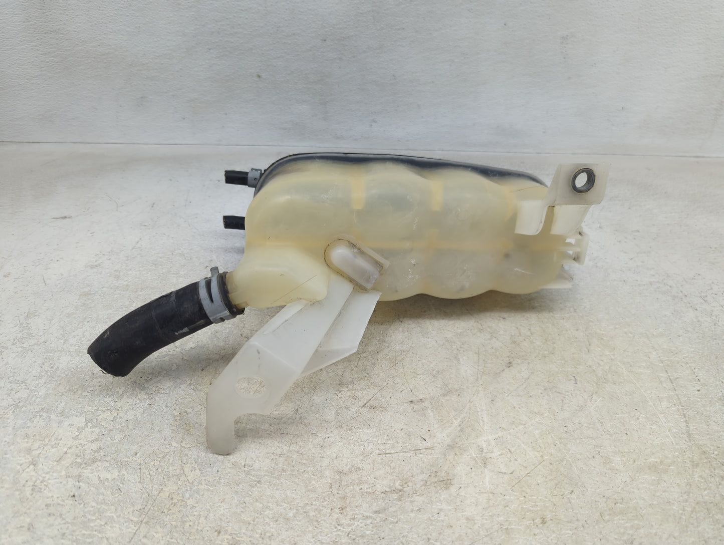 2014 Gmc Sierra 1500 Radiator Coolant Overflow Expansion Tank Bottle 1390574 - Oemusedautoparts1.com