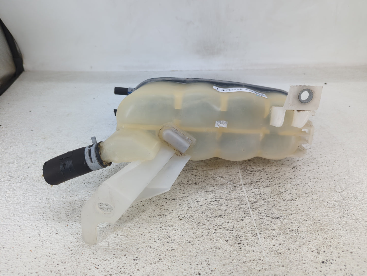 2014 Gmc Sierra 1500 Radiator Coolant Overflow Expansion Tank Bottle 1432472 - Oemusedautoparts1.com
