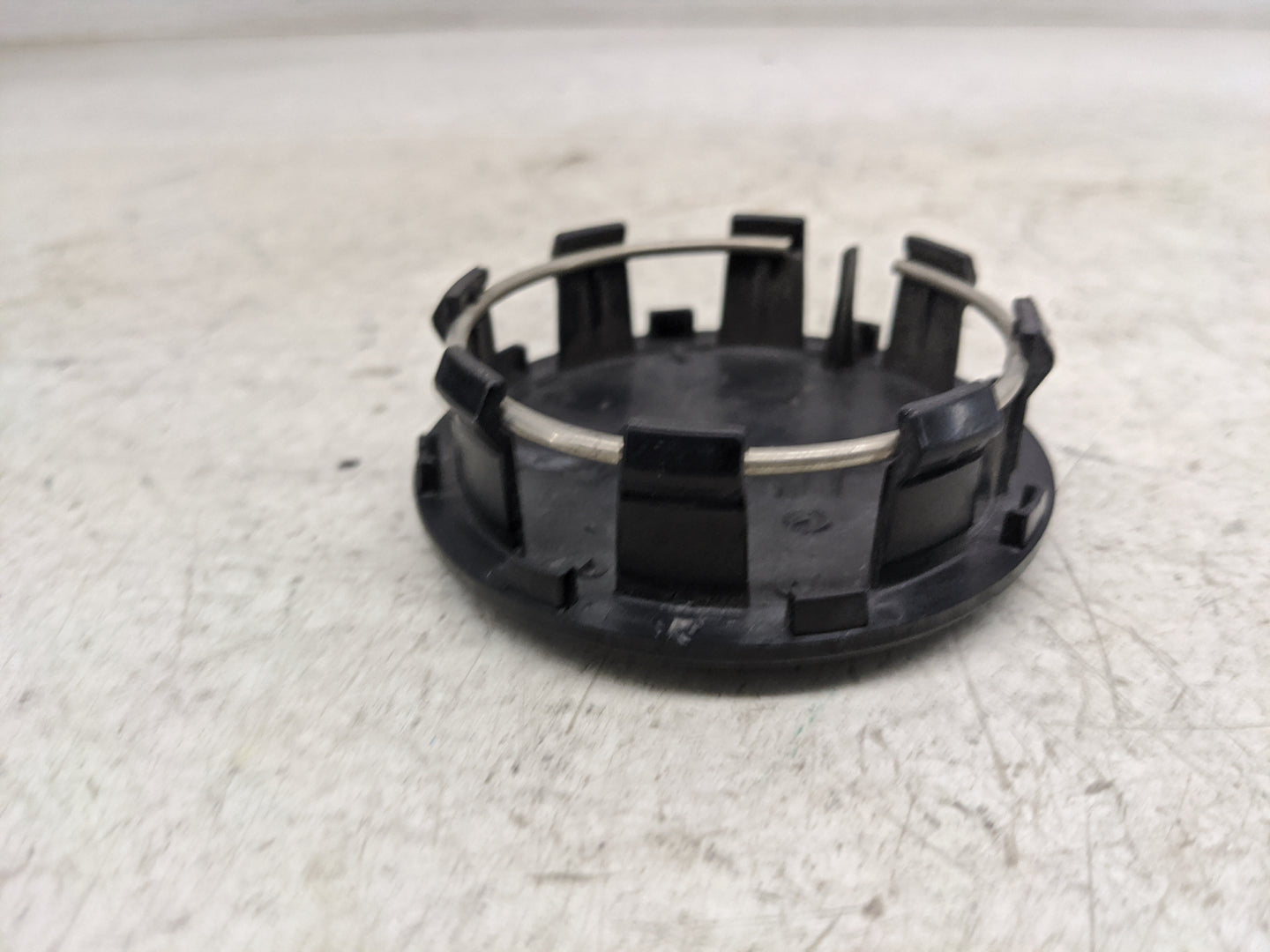 2018 Gmc Sierra 1500 Center Cap Oem Black - Oemusedautoparts1.com