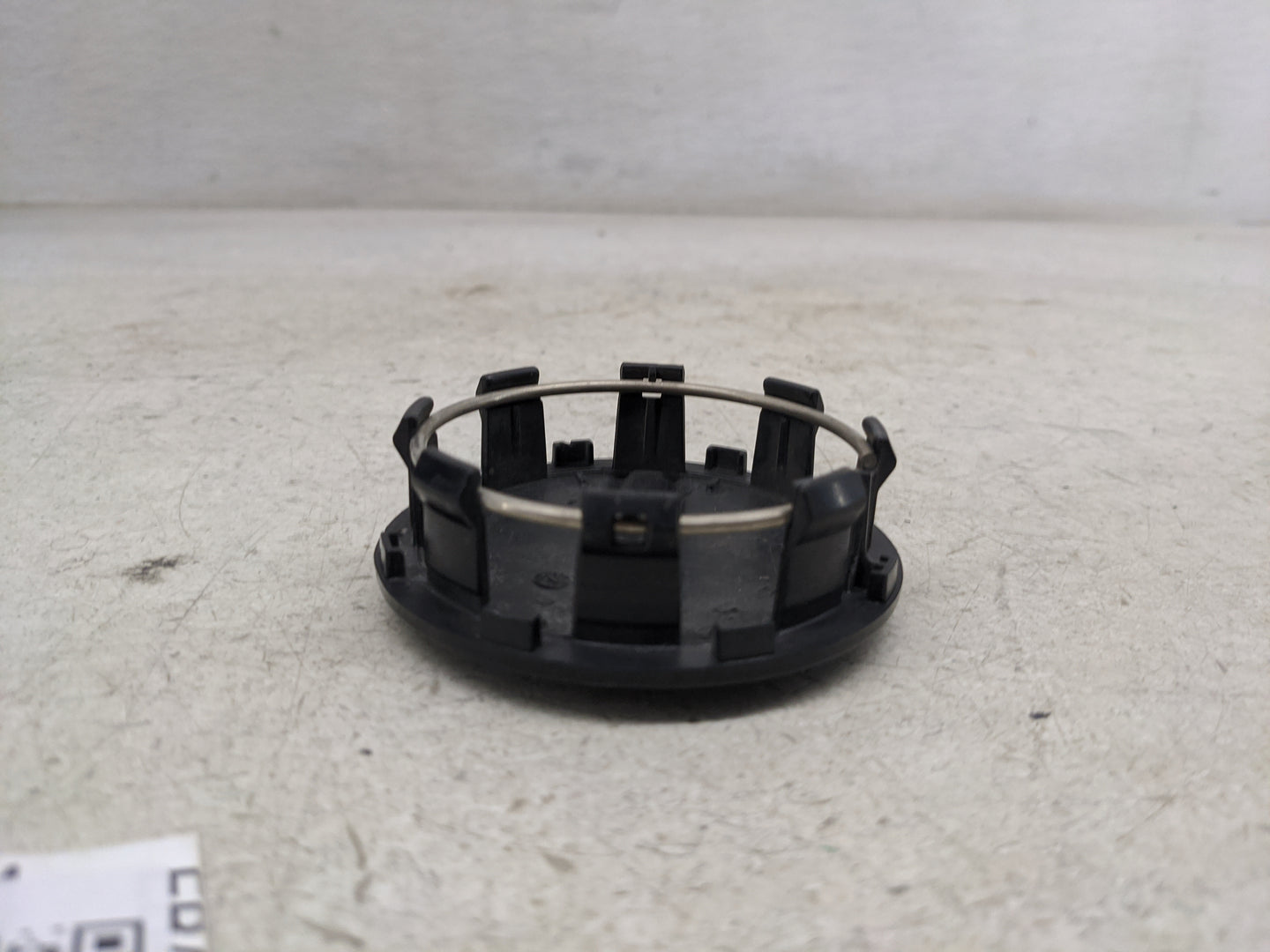 2018 Gmc Sierra 1500 Center Cap Oem Black - Oemusedautoparts1.com