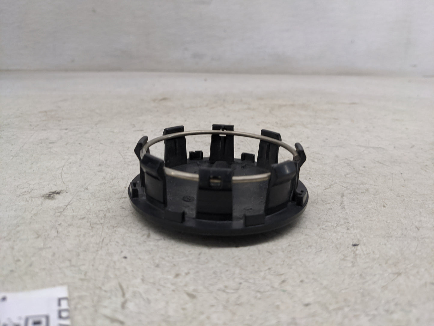 2018 Gmc Sierra 1500 Center Cap Oem Black - Oemusedautoparts1.com