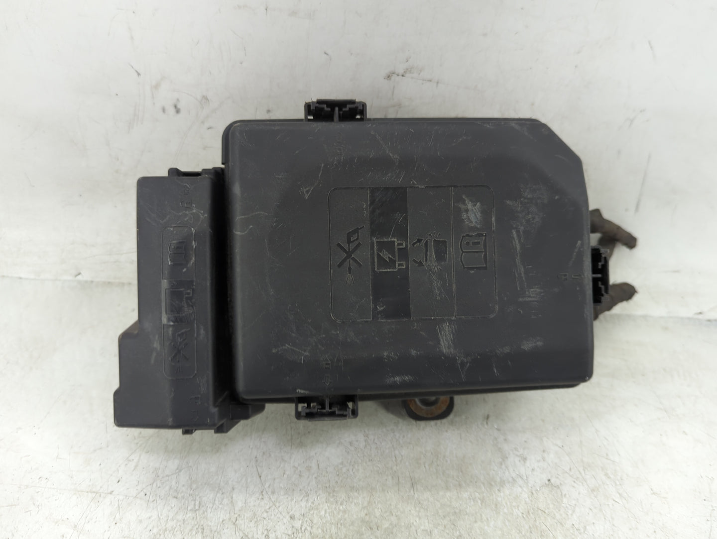 2018-2019 Gmc Terrain Fusebox Fuse Box Panel Relay Module P/N:84300718 Fits Fits 2018 2019 OEM Used Auto Parts - Oemusedauto