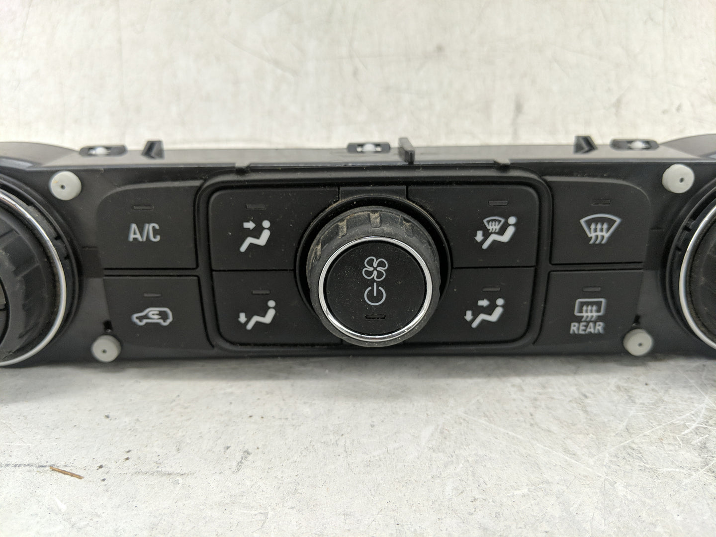 2018 Gmc Terrain Climate Control Module Temperature AC/Heater Replacement P/N:13427748 815372982 Fits OEM Used Auto Parts - 