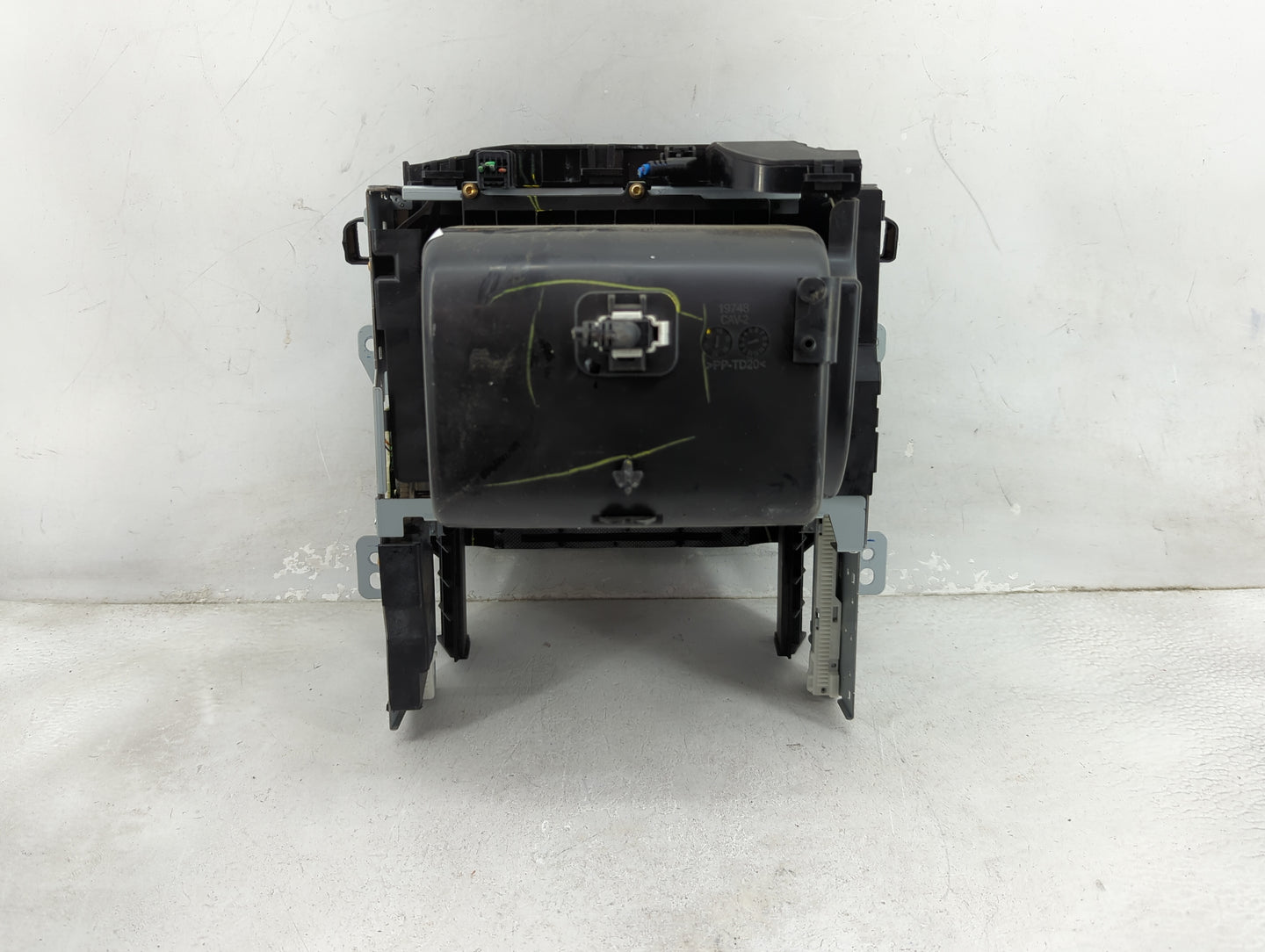 2017-2020 Gmc Yukon Radio AM FM Cd Player Receiver Replacement P/N:55N1D5000B QFB Fits Fits 2017 2018 2019 2020 OEM Used Aut