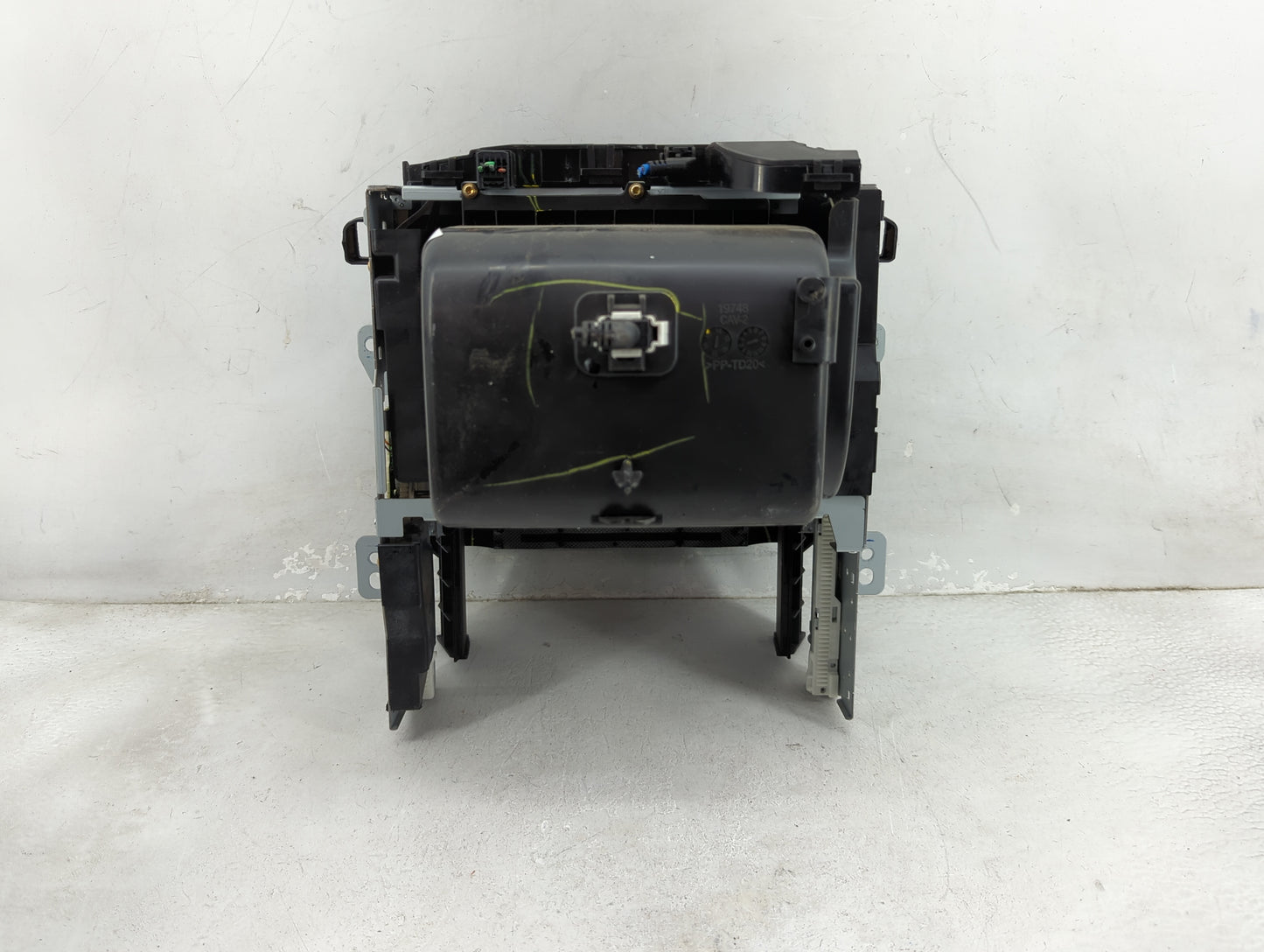 2017-2020 Gmc Yukon Radio AM FM Cd Player Receiver Replacement P/N:55N1D5000B QFB Fits Fits 2017 2018 2019 2020 OEM Used Aut