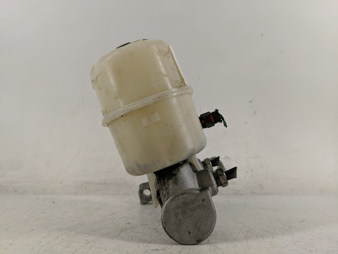 Gmc Yukon Xl 1500 Brake Master Cylinder - Oemusedautoparts1.com