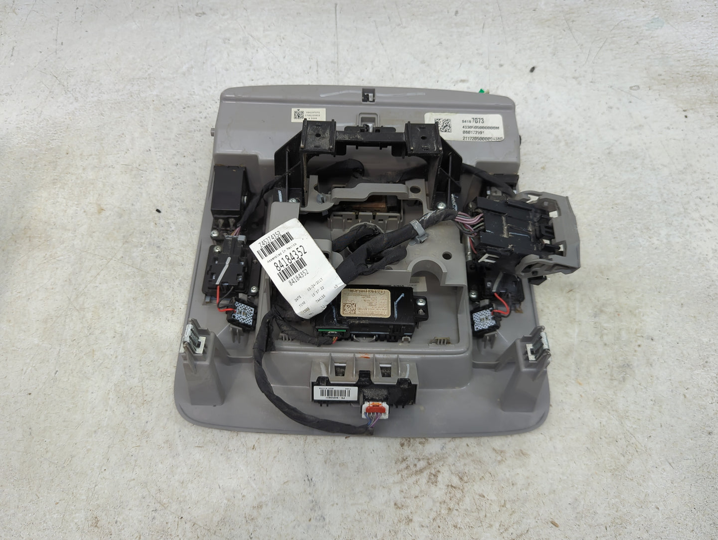 Gmc Yukon Xl 1500 Overhead Roof Console 1429974 - Oemusedautoparts1.com
