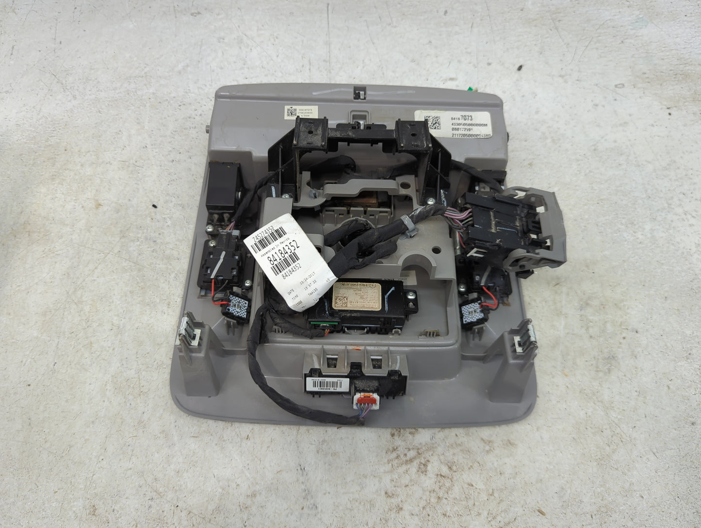 Gmc Yukon Xl 1500 Overhead Roof Console 1429974 - Oemusedautoparts1.com