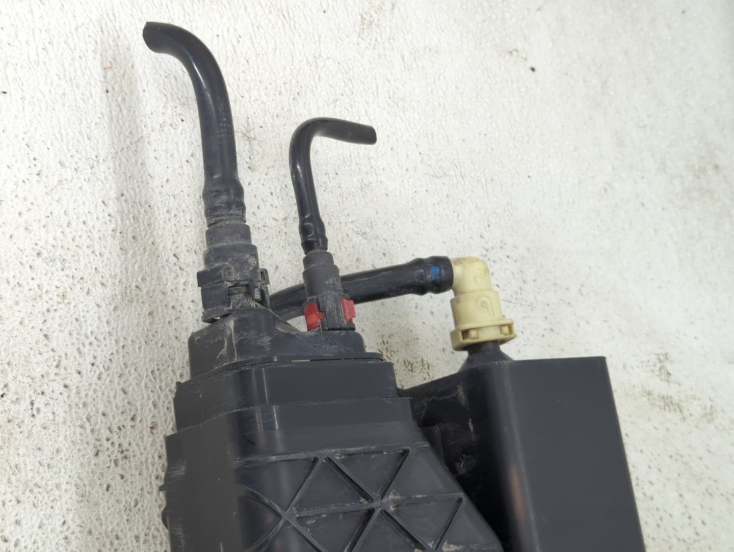 2018 Gmc Yukon Xl 1500 Fuel Vapor Charcoal Canister - Oemusedautoparts1.com