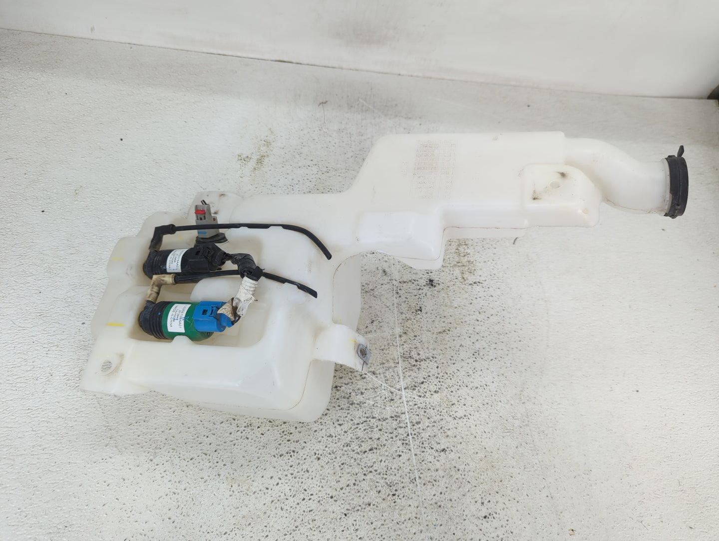 Gmc Yukon Xl 1500 Windshield Washer Fluid Reservoir Bottle Oem - Oemusedautoparts1.com