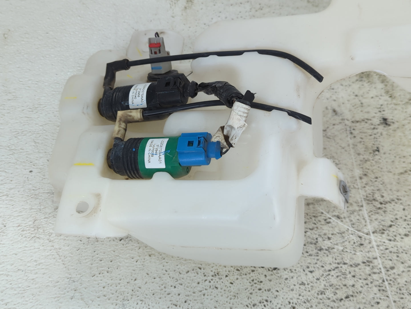 Gmc Yukon Xl 1500 Windshield Washer Fluid Reservoir Bottle Oem - Oemusedautoparts1.com