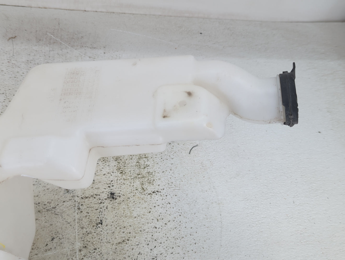 Gmc Yukon Xl 1500 Windshield Washer Fluid Reservoir Bottle Oem - Oemusedautoparts1.com