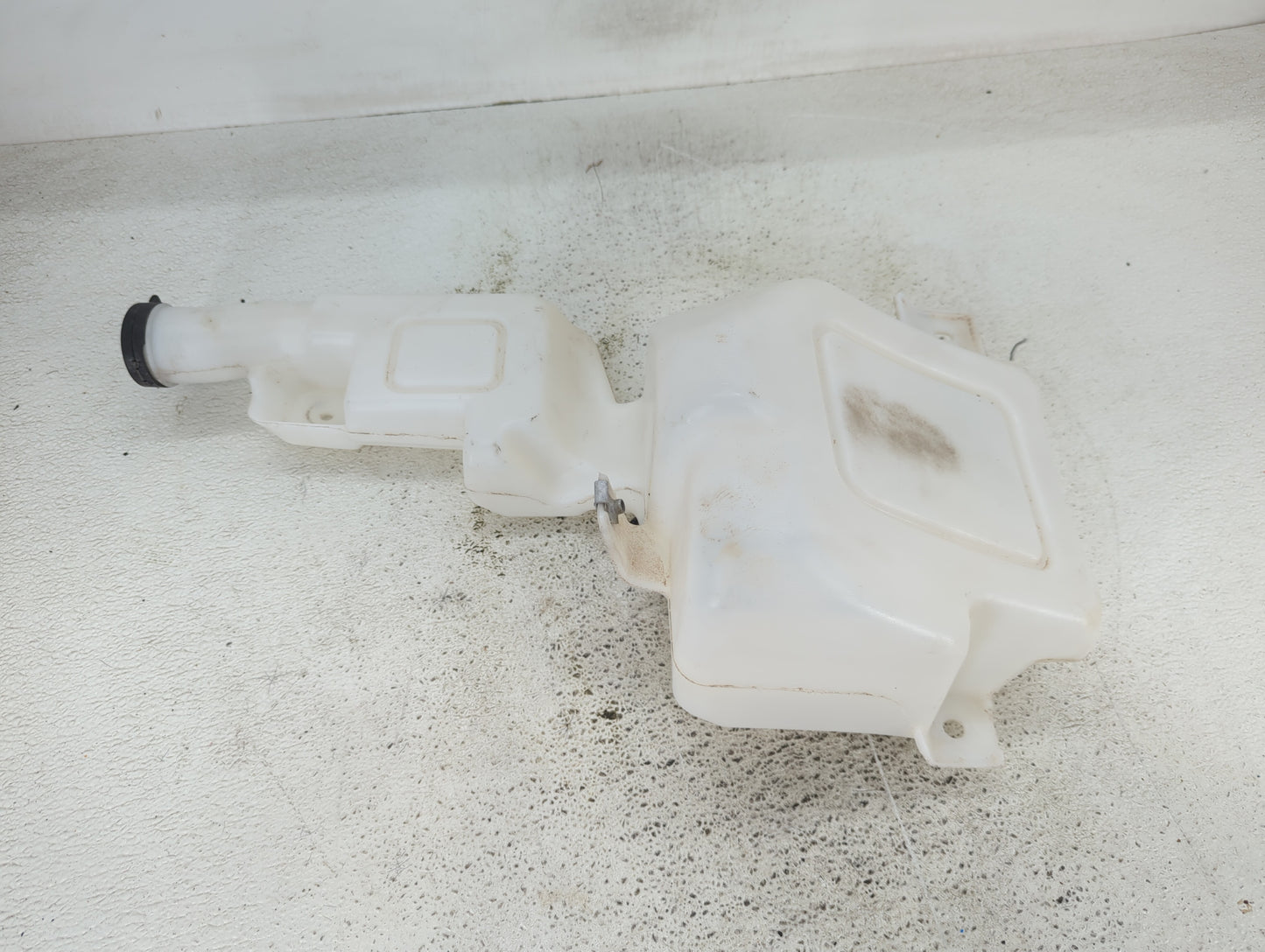 Gmc Yukon Xl 1500 Windshield Washer Fluid Reservoir Bottle Oem - Oemusedautoparts1.com