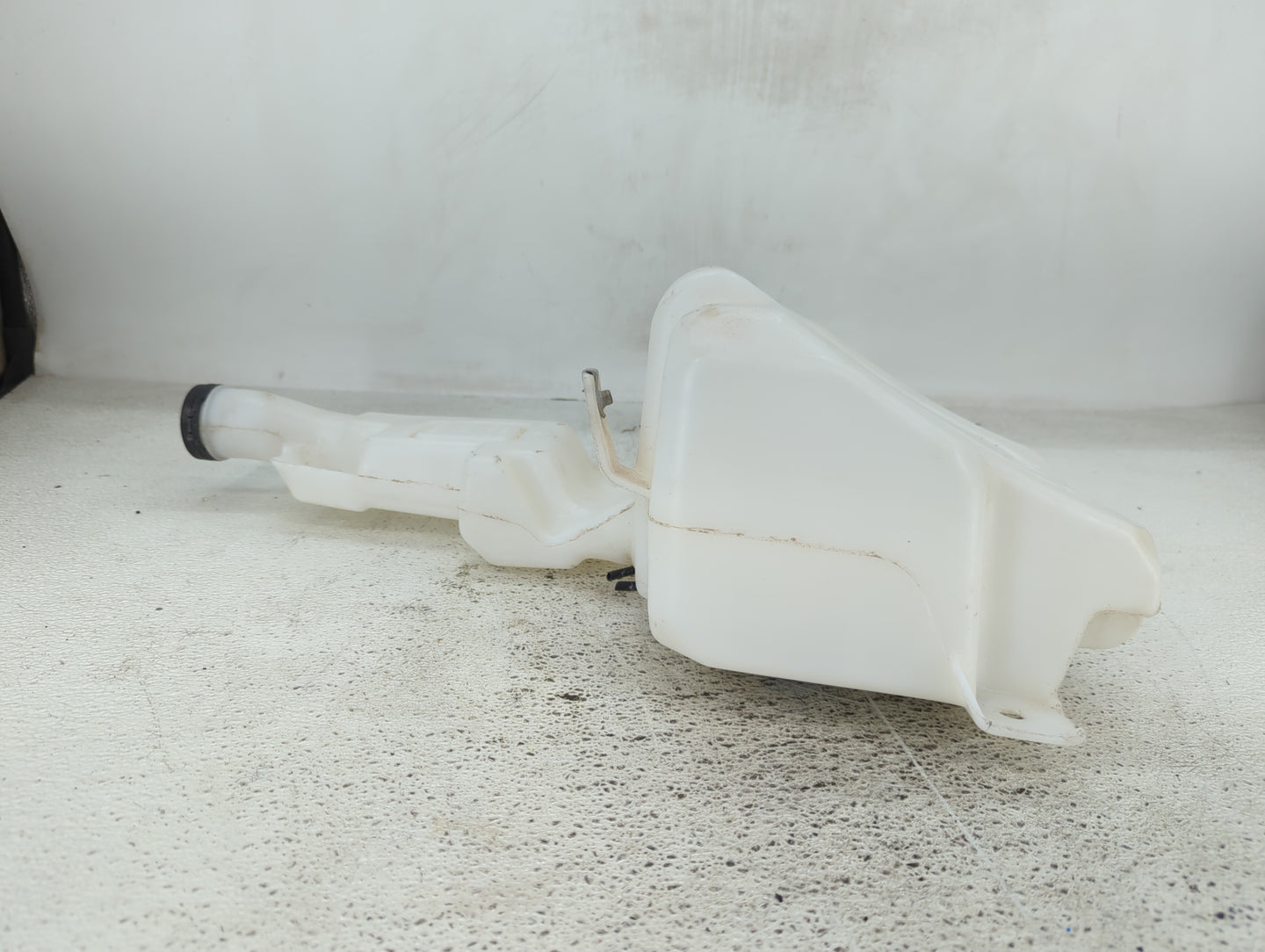 Gmc Yukon Xl 1500 Windshield Washer Fluid Reservoir Bottle Oem - Oemusedautoparts1.com
