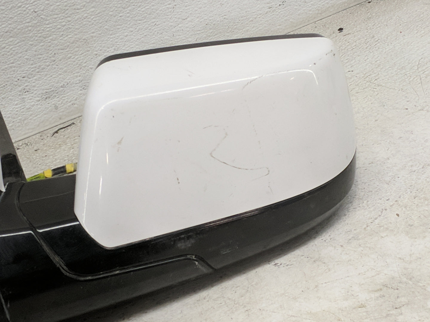 2018 Gmc Yukon Xl 1500 Driver Side View Mirror - Left Door Mirror OEM Used - Oemusedautoparts1.com