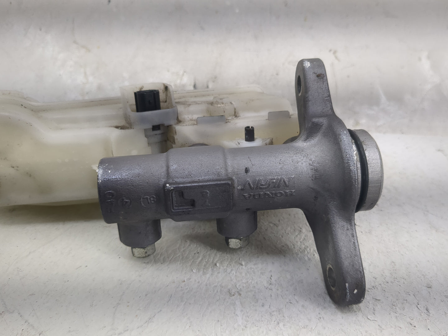 2016-2021 Honda Civic Brake Master Cylinder 1498111 - Oemusedautoparts1.com