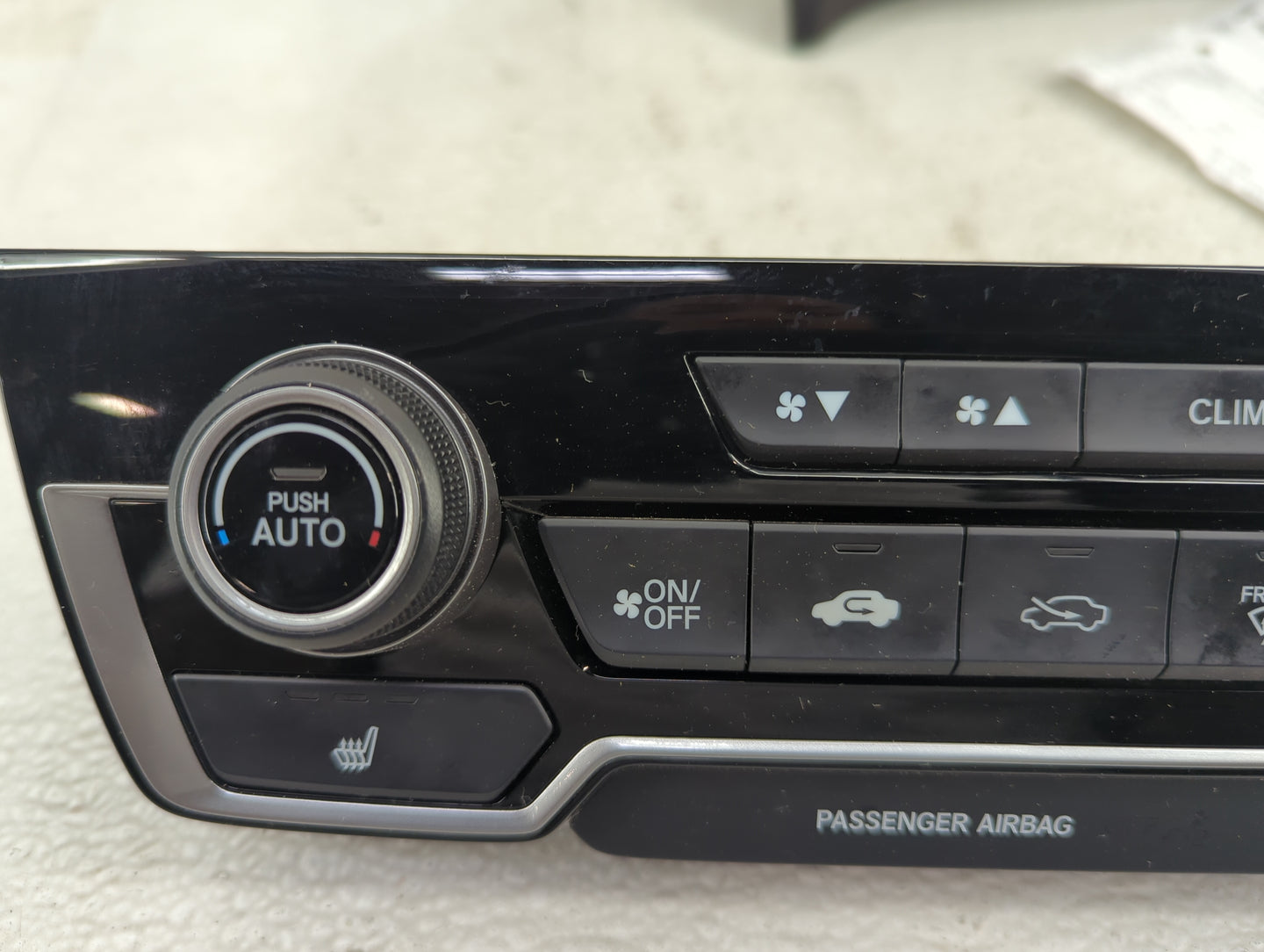 2017-2022 Honda Cr-V Climate Control Module Temperature AC/Heater Replacement P/N:79620TLAA413M1 79620TLAA413M1 Fits OEM Use