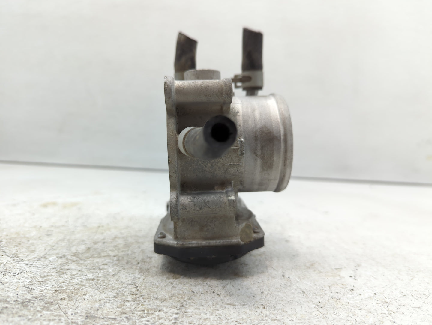 2012-2019 Hyundai Accent Throttle Body P/N:35100-2B300 Fits Fits 2012 2013 2014 2015 2016 2017 2018 2019 OEM Used Auto Parts