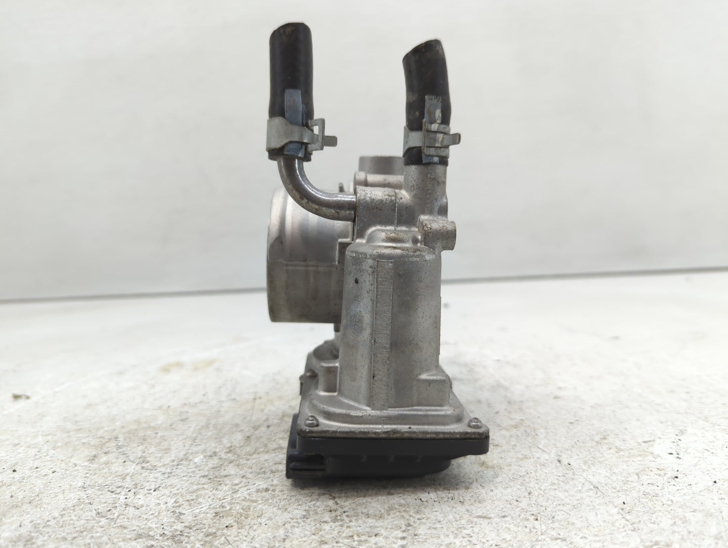 2012-2019 Hyundai Accent Throttle Body P/N:35100-2B300 Fits Fits 2012 2013 2014 2015 2016 2017 2018 2019 OEM Used Auto Parts