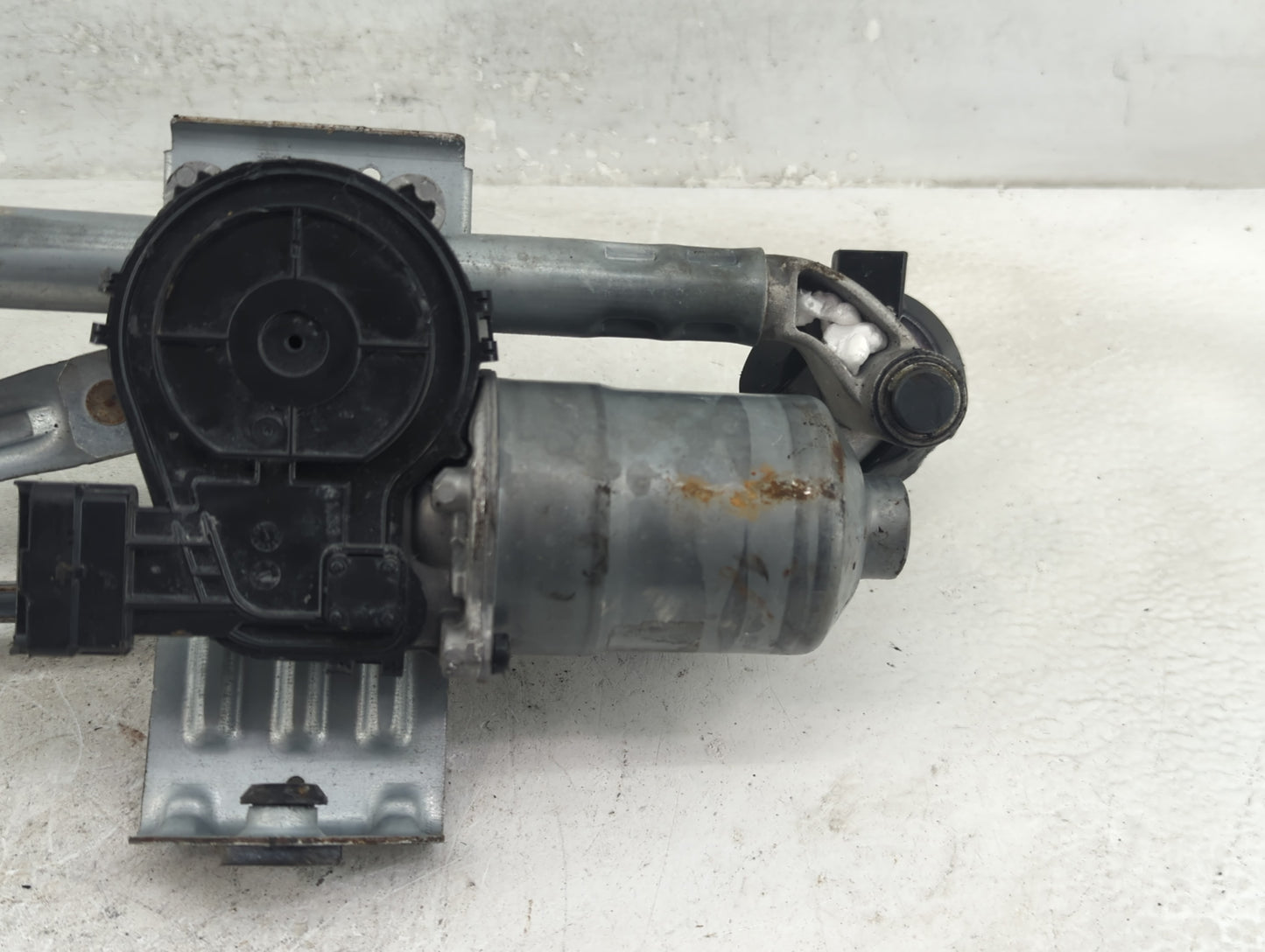 2017-2020 Hyundai Elantra Front Windshield Wiper Motor Fits Fits 2017 2018 2019 2020 2021 OEM Used Auto Parts - Oemusedautop