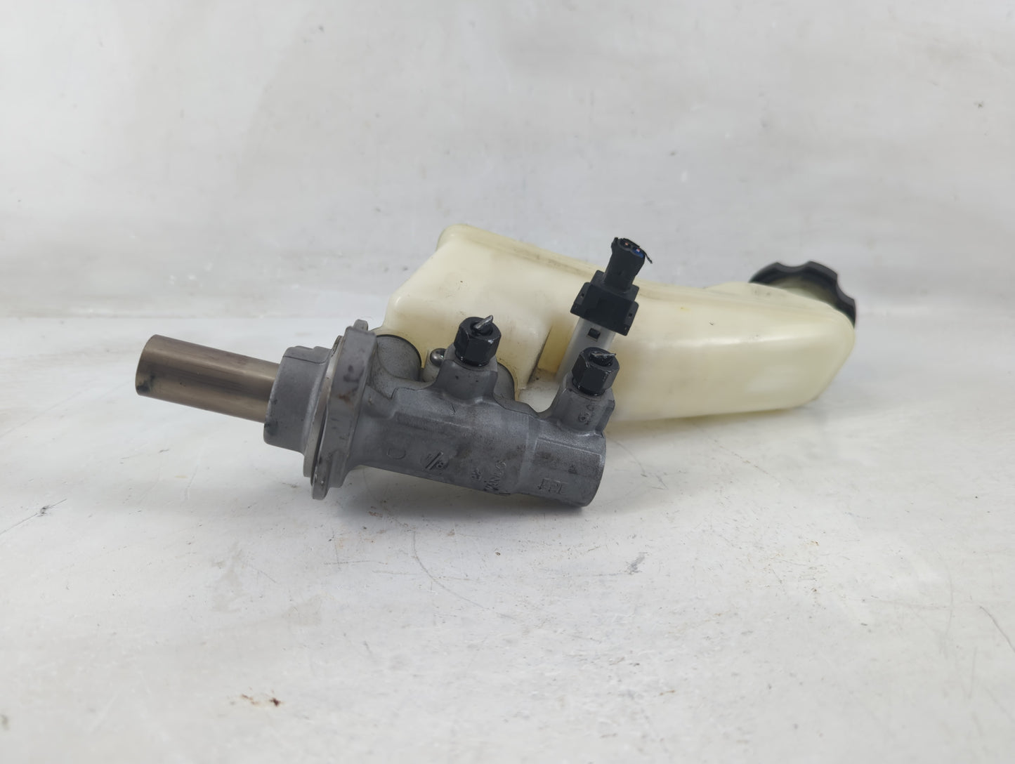 2017-2019 Hyundai Elantra Brake Master Cylinder - Oemusedautoparts1.com