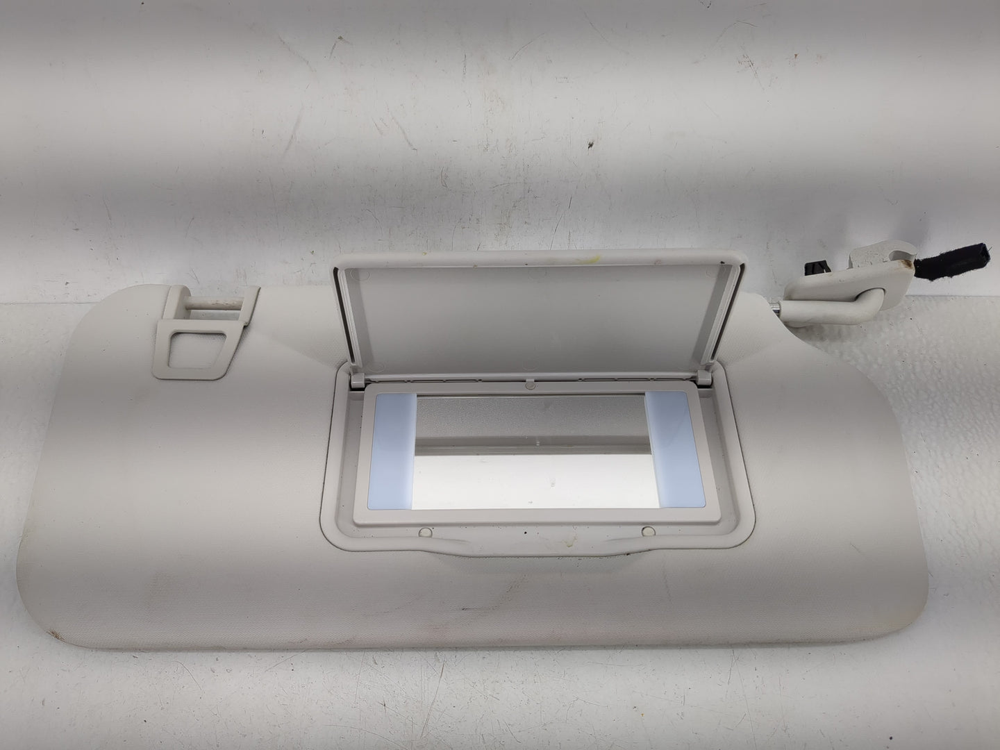 2017-2020 Hyundai Elantra Sun Visor Shade Replacement Passenger Right Mirror Fits Fits 2017 2018 2019 2020 OEM Used Auto Par