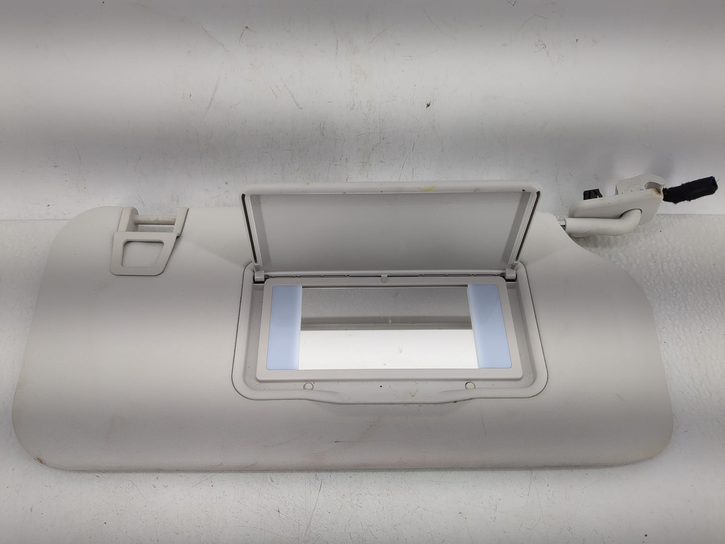 2017-2020 Hyundai Elantra Sun Visor Shade Replacement Passenger Right Mirror Fits Fits 2017 2018 2019 2020 OEM Used Auto Par