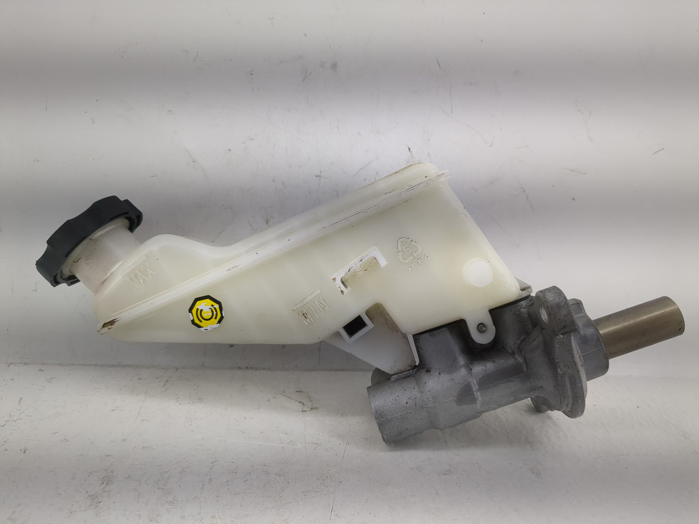 2017-2019 Hyundai Elantra Brake Master Cylinder 1220747 - Oemusedautoparts1.com