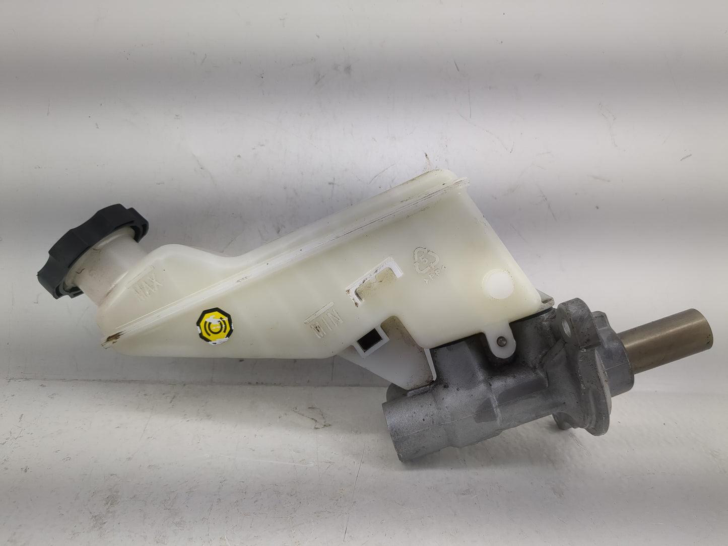 2017-2019 Hyundai Elantra Brake Master Cylinder 1220747 - Oemusedautoparts1.com