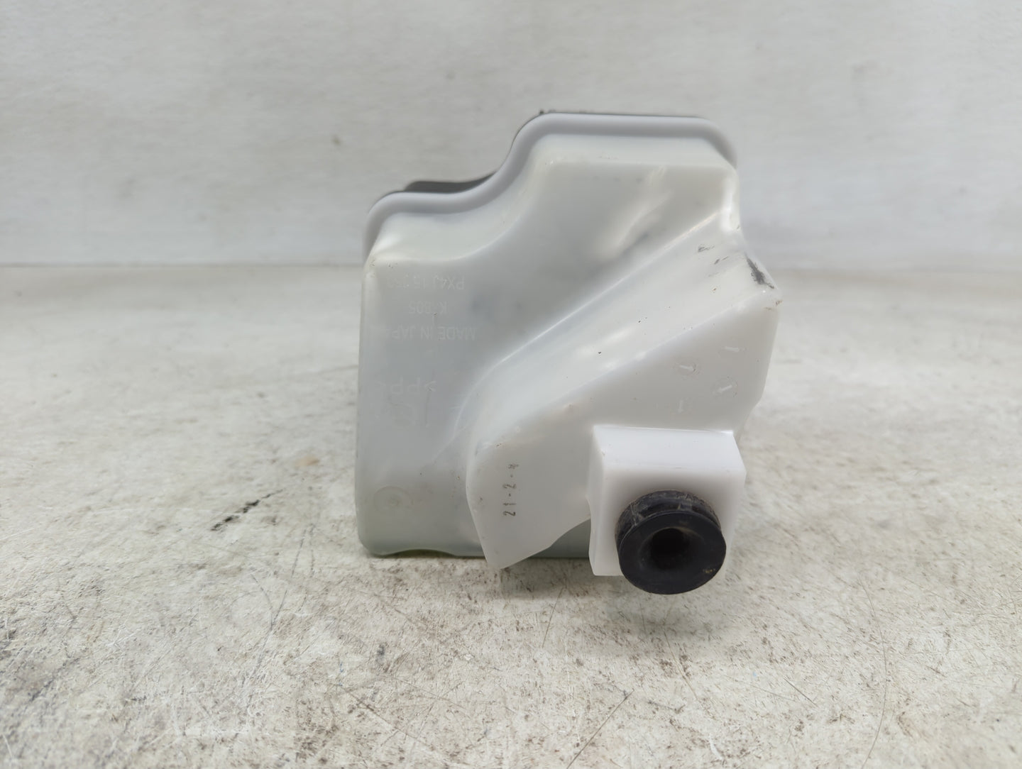2017-2018 Hyundai Elantra Windshield Washer Fluid Reservoir Bottle Oem - Oemusedautoparts1.com