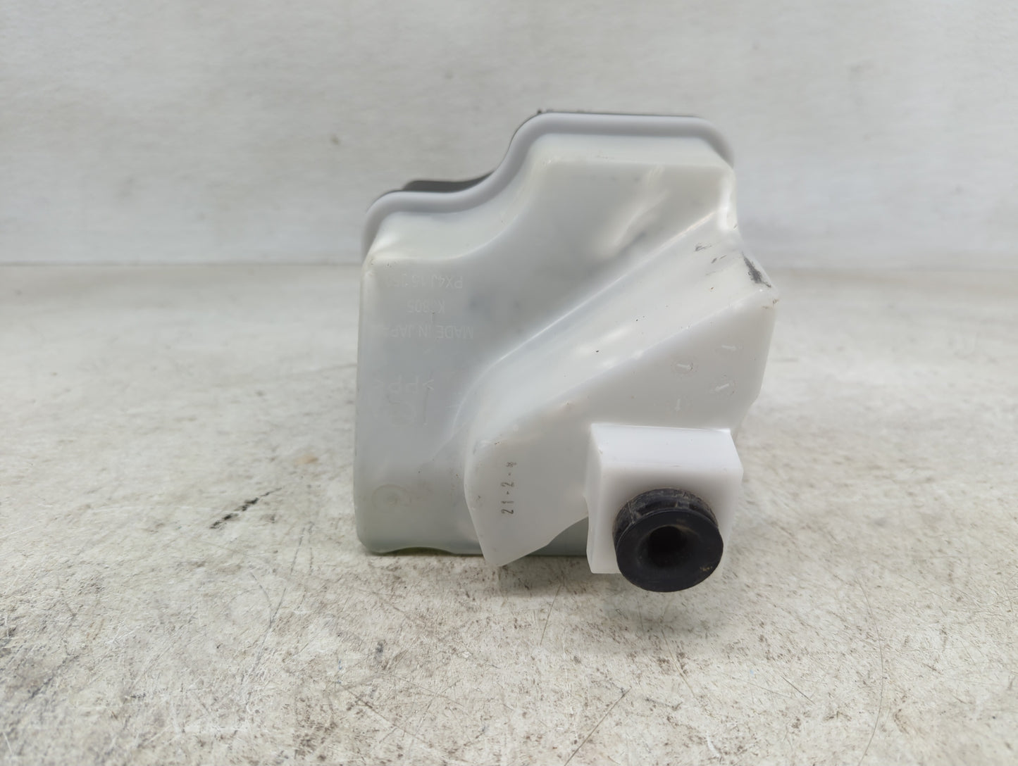 2017-2018 Hyundai Elantra Windshield Washer Fluid Reservoir Bottle Oem - Oemusedautoparts1.com