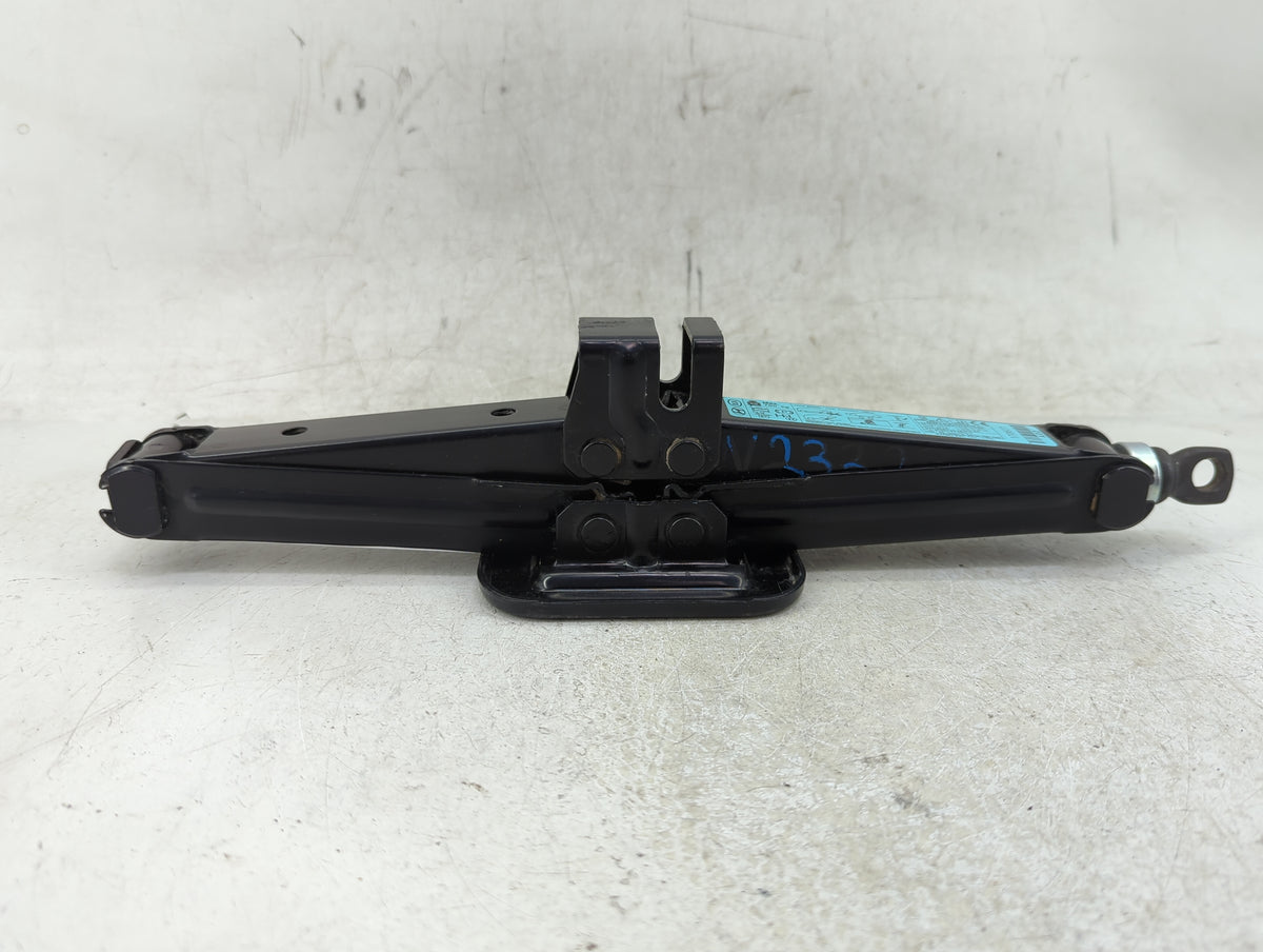 2018 Hyundai Elantra Spare Scissor Car Jack 1409898 - Oemusedautoparts1.com