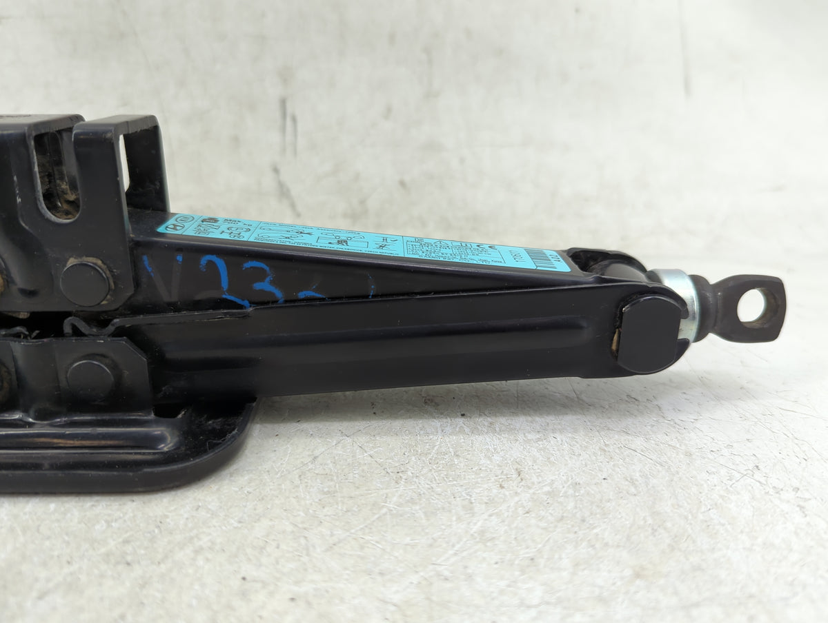 2018 Hyundai Elantra Spare Scissor Car Jack 1409898 - Oemusedautoparts1.com