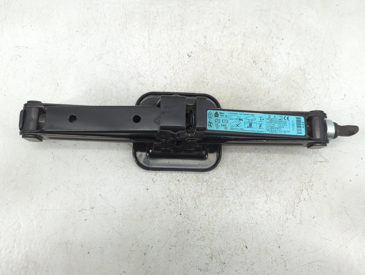 2018 Hyundai Elantra Spare Scissor Car Jack 1409898 - Oemusedautoparts1.com