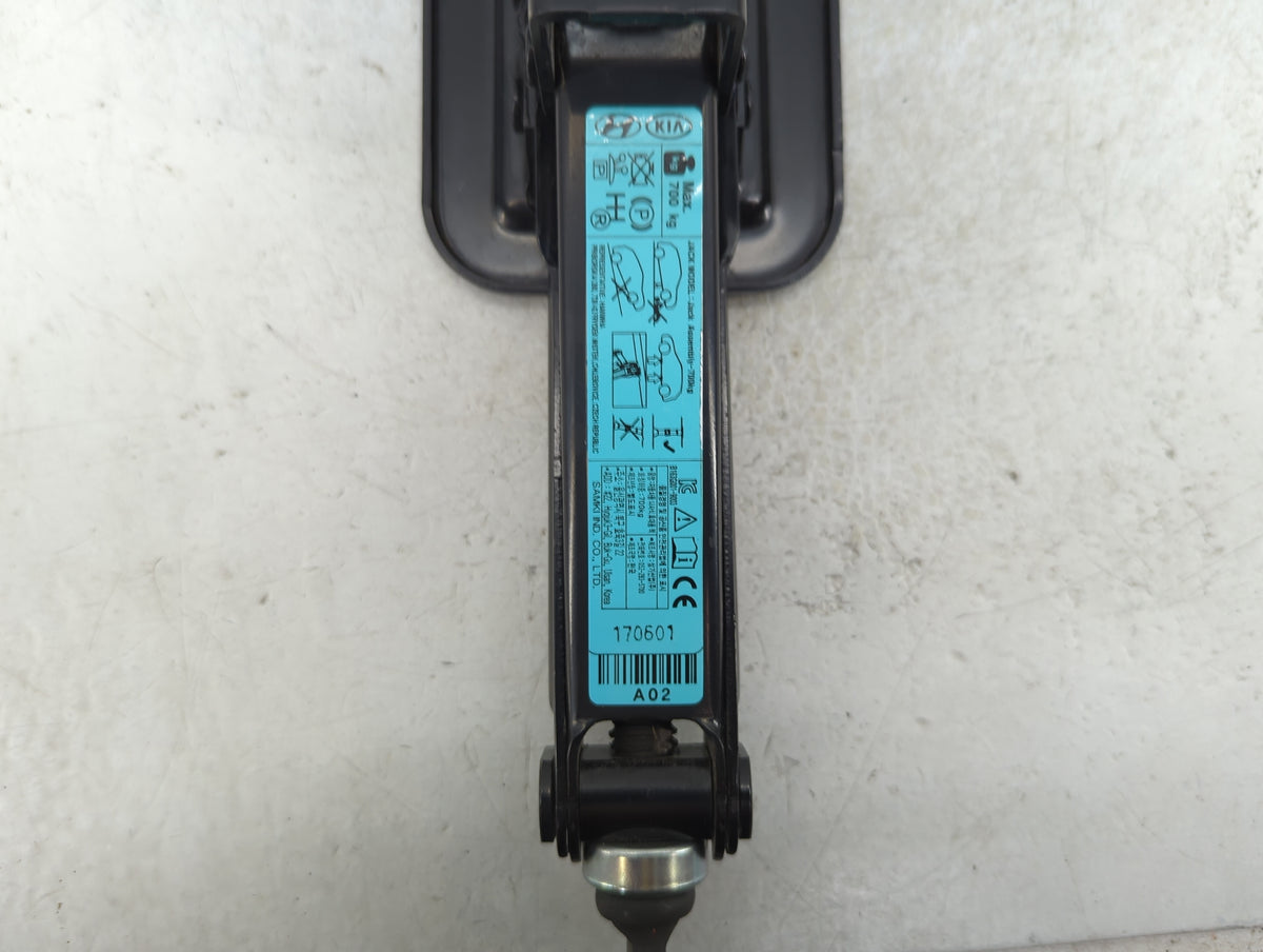 2018 Hyundai Elantra Spare Scissor Car Jack 1409898 - Oemusedautoparts1.com