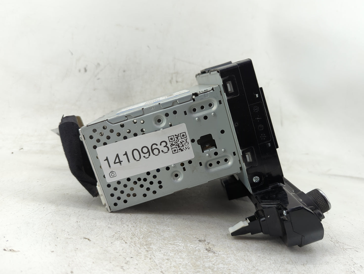 2017-2018 Hyundai Elantra Radio AM FM Cd Player Receiver Replacement P/N:96160-F2101UAT Fits Fits 2017 2018 OEM Used Auto Pa