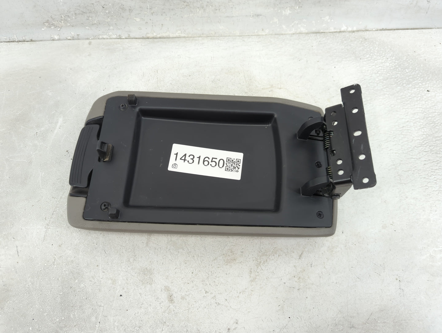2018 Hyundai Elantra Center Console Armrest Cover Lid P/N:84660 F2000 Fits OEM Used Auto Parts - Oemusedautoparts1.com