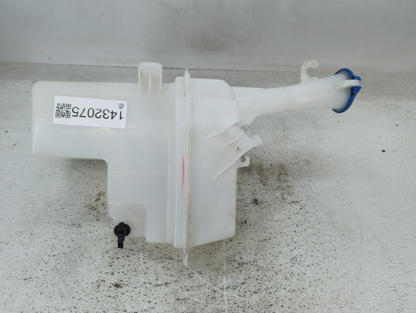 2017-2018 Hyundai Elantra Windshield Washer Fluid Reservoir Bottle Oem - Oemusedautoparts1.com
