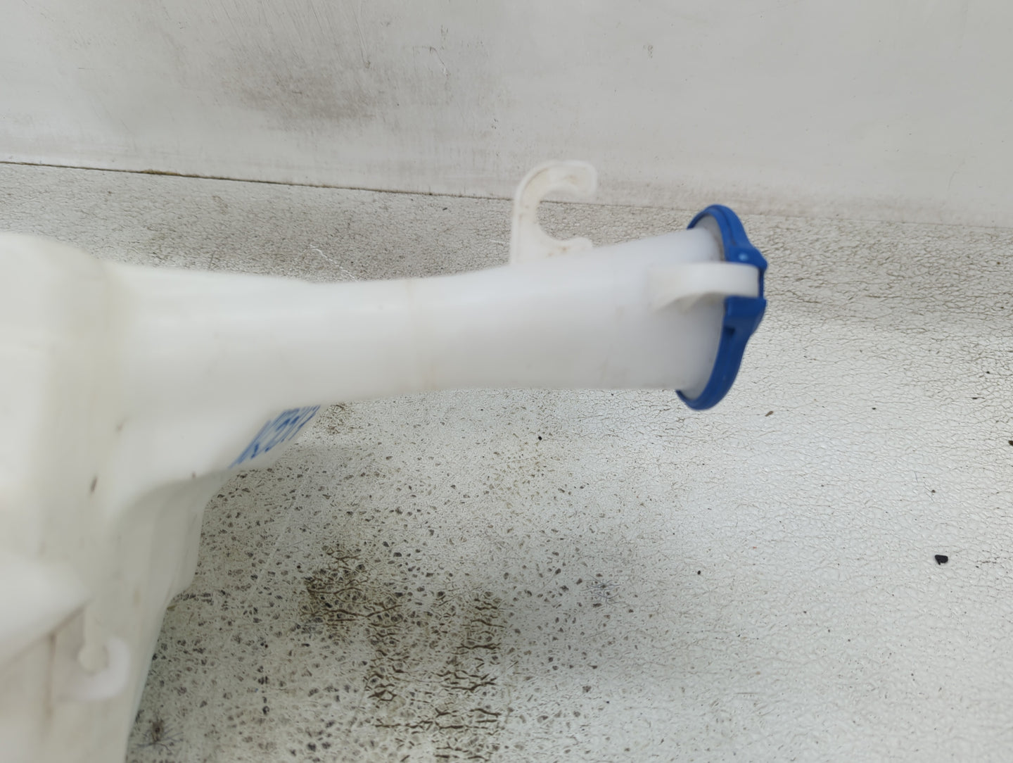 2017-2018 Hyundai Elantra Windshield Washer Fluid Reservoir Bottle Oem - Oemusedautoparts1.com