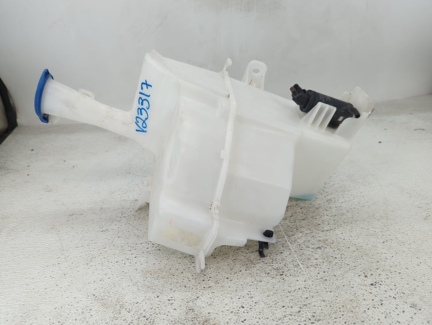 2017-2018 Hyundai Elantra Windshield Washer Fluid Reservoir Bottle Oem - Oemusedautoparts1.com