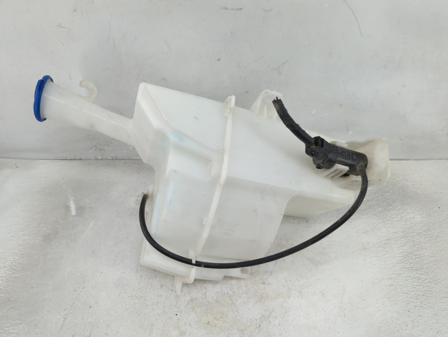 2017-2018 Hyundai Elantra Windshield Washer Fluid Reservoir Bottle Oem - Oemusedautoparts1.com