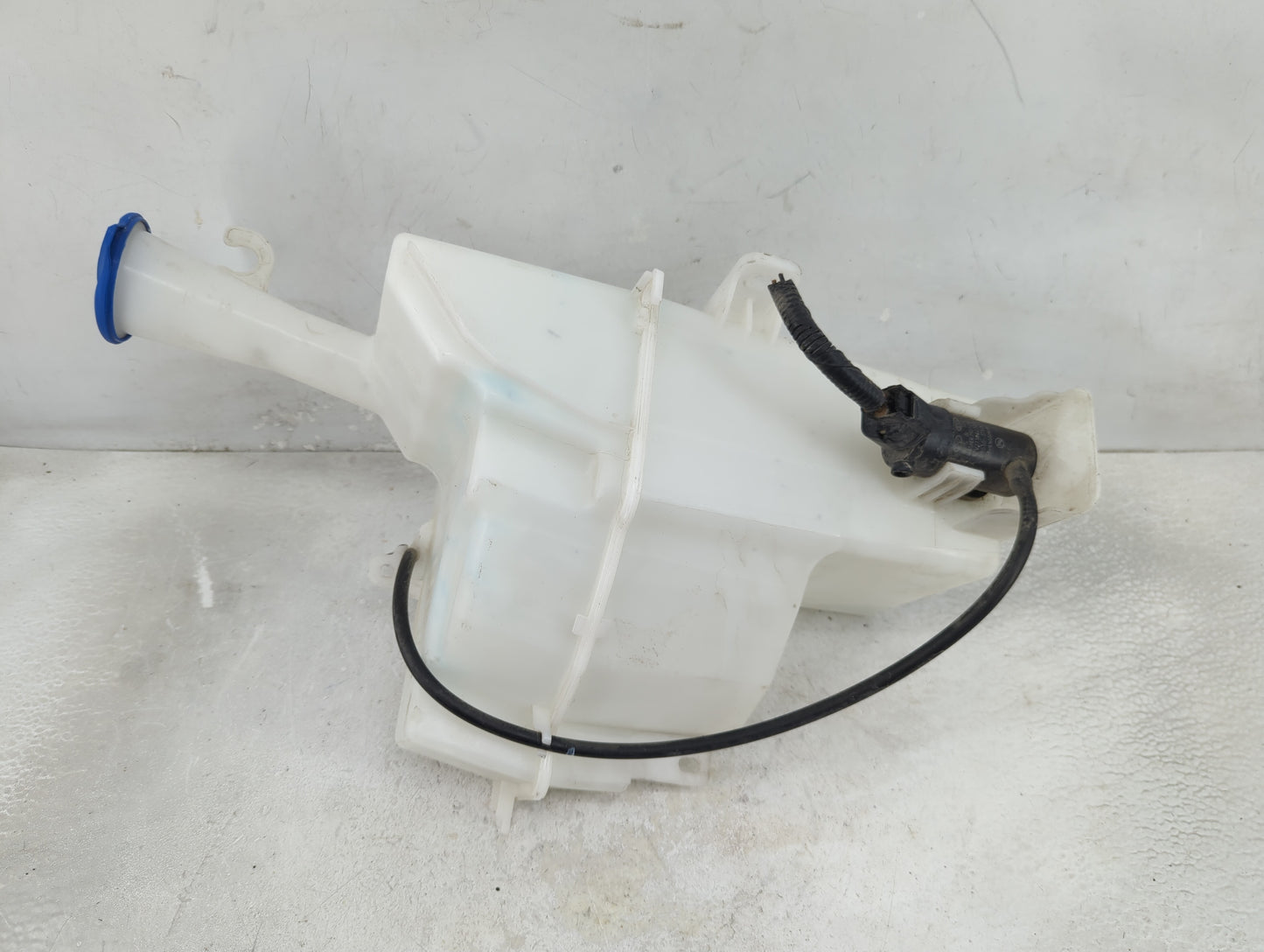 2017-2018 Hyundai Elantra Windshield Washer Fluid Reservoir Bottle Oem - Oemusedautoparts1.com