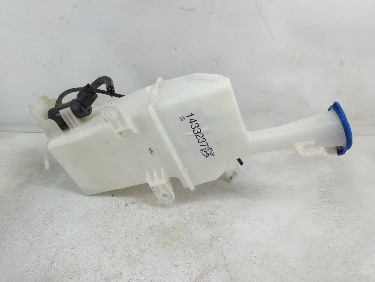 2017-2018 Hyundai Elantra Windshield Washer Fluid Reservoir Bottle Oem - Oemusedautoparts1.com
