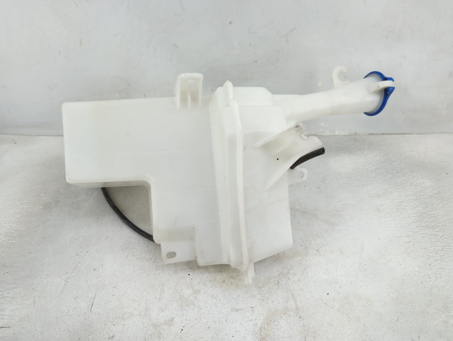 2017-2018 Hyundai Elantra Windshield Washer Fluid Reservoir Bottle Oem - Oemusedautoparts1.com