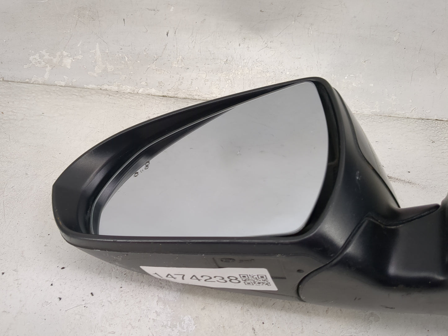 2017-2020 Hyundai Elantra Driver Side View Mirror - Left Door Mirror OEM Used - Oemusedautoparts1.com